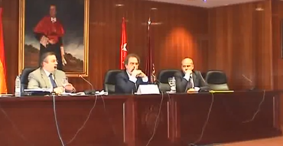 A la izquierda Javier Pérez- Roldán en un momento de su ponencia.